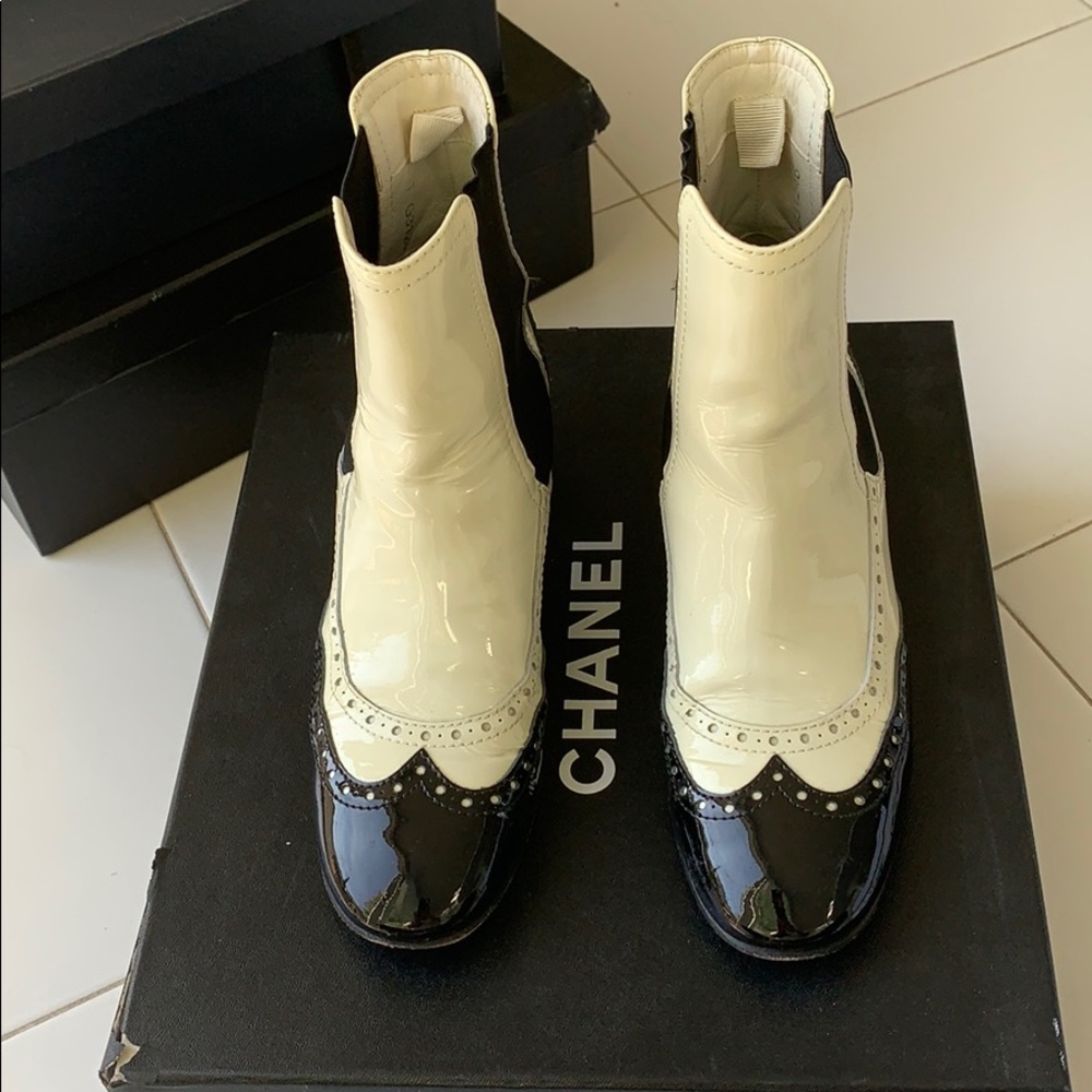 Chanel black and white patent leather boots 37